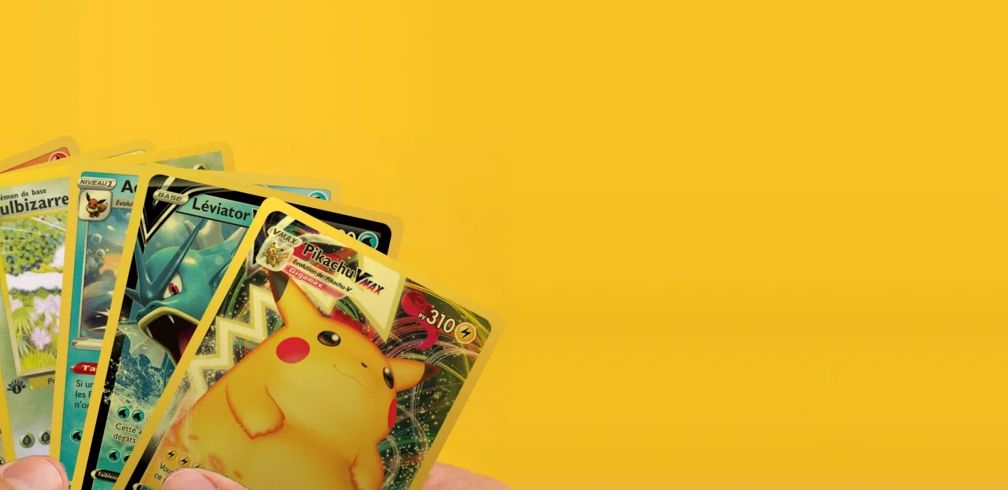 Un éventail de vraies cartes Pokémon tenu à deux mains sur un fond jaune : Bulbizarre, Aquali, Léviator V et Pikachu VMAX.